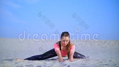 <strong>健康</strong>，年轻的<strong>美女</strong>伸展身体，在日出的时候在海滩上<strong>练</strong>习瑜伽，为平衡和平衡做运动